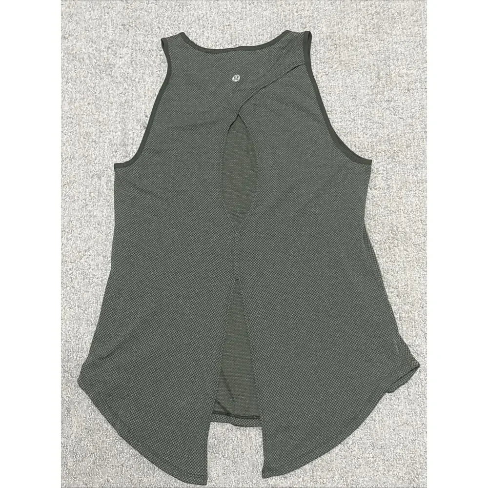 Lululemon Open Up Tank Olive Green textured breathable mesh fabric Size 4 NWOT